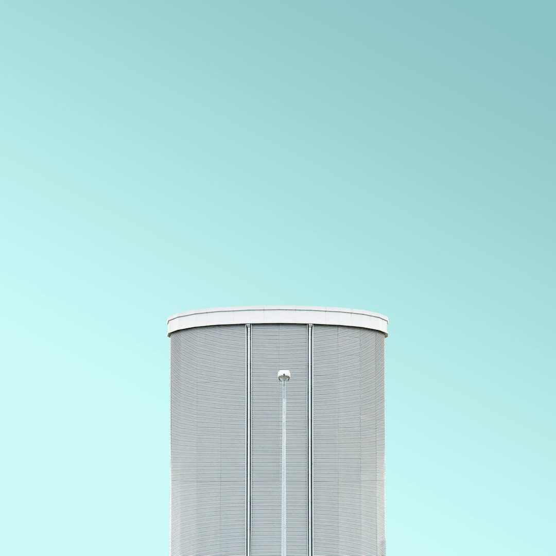 gray high-rise building